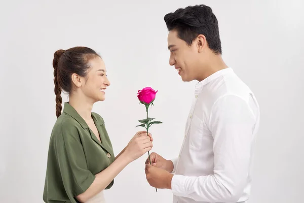 Romantischer Moment Junger Mann Schenkt Seiner Freundin Eine Rose — Stockfoto