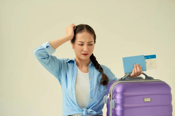 Concepto Viaje Estilo Vida Mujer Joven Sosteniendo Una Maleta Pesada — Foto de Stock