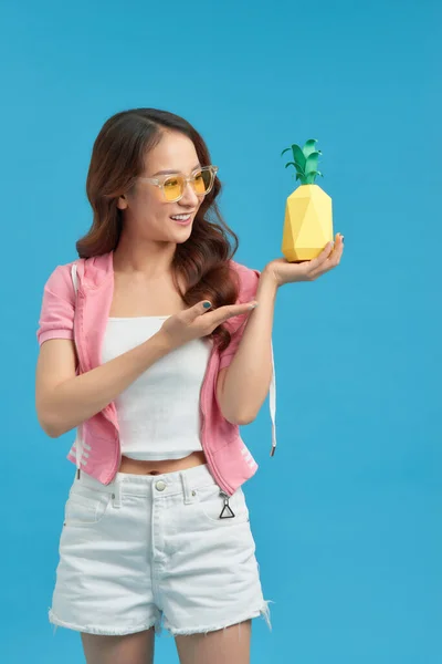 Mulher Fruta Abacaxi Sorrindo Saudável Alegre — Fotografia de Stock