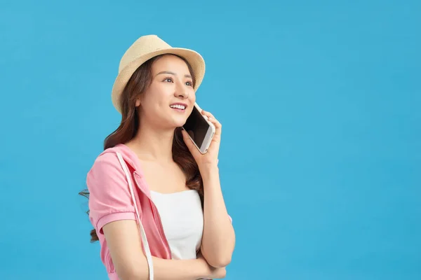 Telefonuyla Konuşurken Gülümseyen Güzel Bir Kadın — Stok fotoğraf