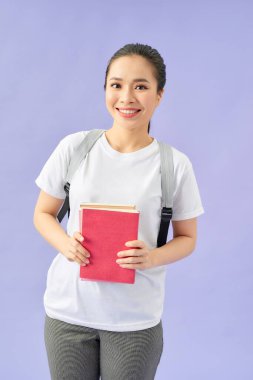 Gülümseyen kız öğrenci düzenli derslere katılarak geleceğini geliştiriyor.