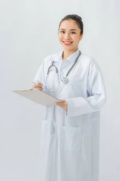 Docteur Avec Stéthoscope Tenant Cahier Dans Main — Photo
