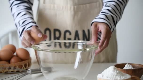 Les Mains Féminines Cassent Oeuf Dans Bol Pour Faire Pâte — Video