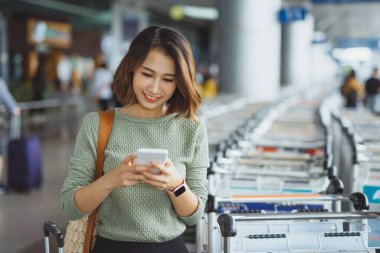 Havaalanındaki cep telefonunun uçuş numarasını kontrol et..