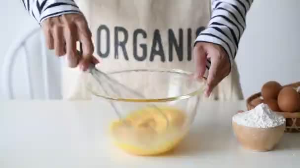 Kadın Mutfakta Yapımı Turta Pişiriyor Hamur Için Una Yumurta Karıştırıyor — Stok video
