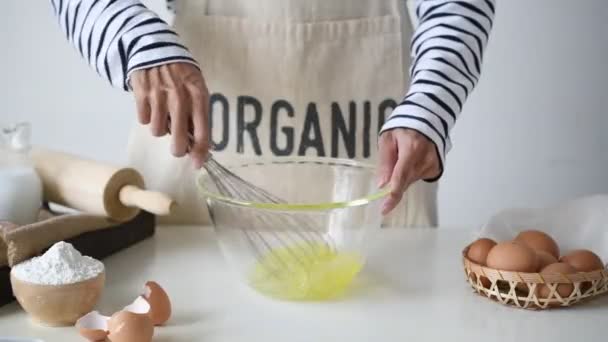 Mulher Faz Torta Caseira Cozinha Mistura Ovos Para Massa — Vídeo de Stock