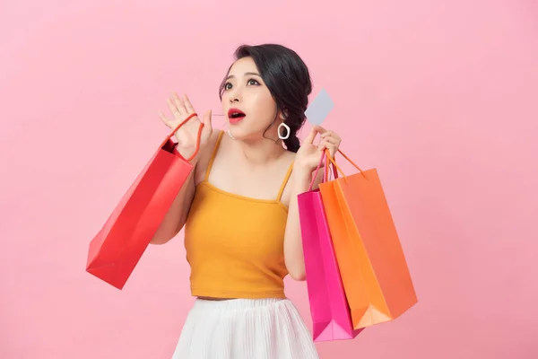 Güzel Bir Kızın Portresi Elbise Giyiyor Elinde Renkli Alışveriş Çantaları — Stok fotoğraf