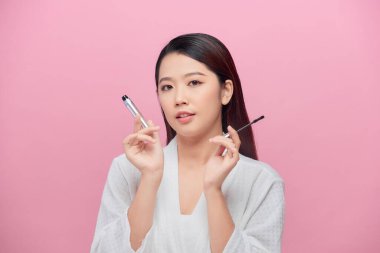 Mutlu güzel genç bayan hazır ol. Her sabah evde makyaj yap.