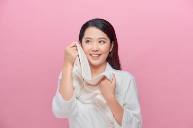 Havlunun yumuşaklığından hoşlanan bir kadın