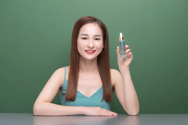 肌のケアと若い美しいアジアの女性の肖像 白い背景に美容液製品 — ストック写真