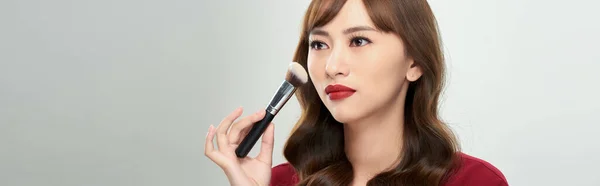 Beauty Asian Girl Kulit Tan Dengan Makeup Brushes Dia Tersenyum — Stok Foto