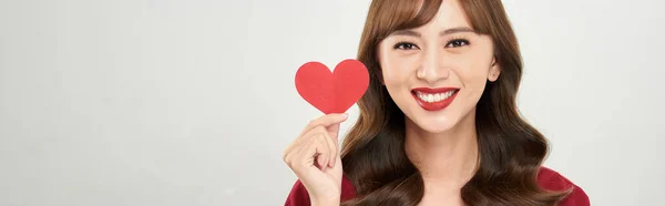 Bastante Joven Mujer Asiática Sosteniendo Corazón Papel Blanco Sonriendo Feliz —  Fotos de Stock