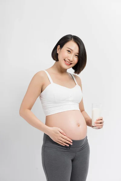 Gravidez Cálcio Feliz Mulher Grávida Segurando Vidro Leite Sorrindo Para — Fotografia de Stock