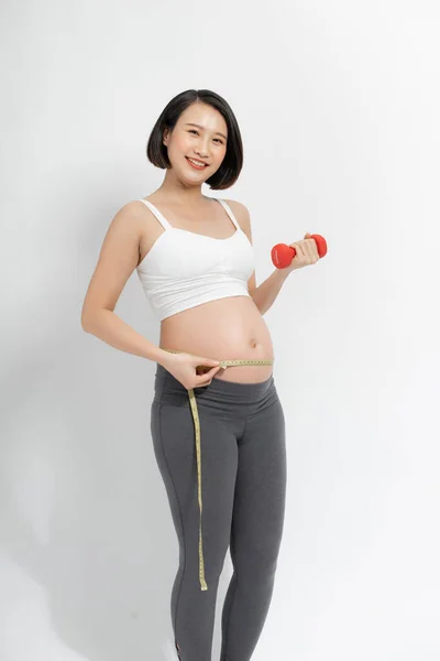 Νεαρή Έγκυος Γυναίκα Κάνει Fitness Και Μέτρηση Της Κοιλιάς Ταινία — Φωτογραφία Αρχείου