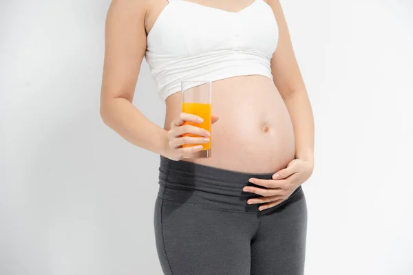 Uma Mulher Grávida Bebendo Suco Laranja Pela Manhã — Fotografia de Stock