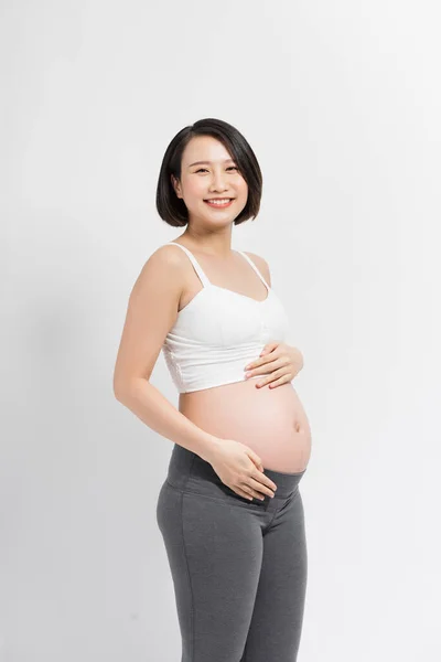 Güzel Hamile Bir Kadın Beyaz Bir Arka Planda Elleriyle Karnına — Stok fotoğraf