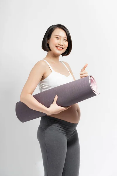 Fitness Těhotenství Těhotná Dáma Drží Jóga Mat Úsměvem Kameru Stojící — Stock fotografie
