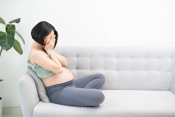 Ziemlich Schwangere Frau Ruht Sich Auf Sofa Aus — Stockfoto