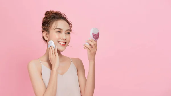 Joven Atractiva Dama Asiática Aplicando Colorete Cara Con Polvo Soplo —  Fotos de Stock