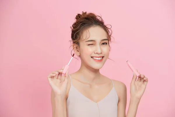 Jovem Sorrindo Menina Asiática Aplicando Batom Isolado Sobre Fundo Rosa — Fotografia de Stock