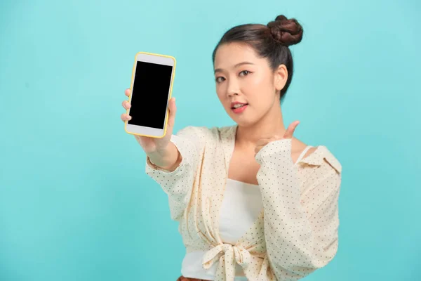 Mujer Bastante Sonriente Que Muestra Una Pantalla Teléfono Inteligente Vertical —  Fotos de Stock