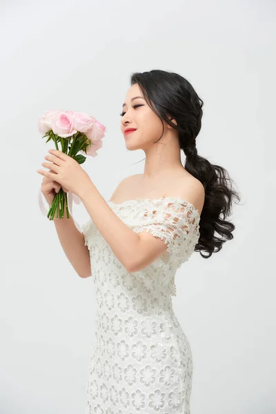 Jeune Modèle Asiatique Attrayant Comme Une Mariée Avec Bouquet Nuptial — Photo
