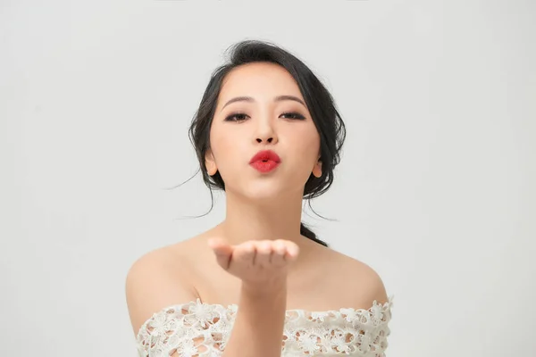 Ásia Noiva Com Pato Rosto Envio Beijo Isolado Branco — Fotografia de Stock
