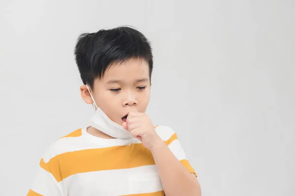 Asiatisk Pojke Med Skyddande Mask Hosta Vit Bakgrund Begreppet Coronavirus — Stockfoto