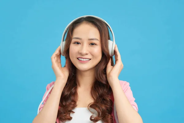 Heureuse Adolescente Asiatique Écouter Chanson Musique Dans Casque Sans Fil — Photo