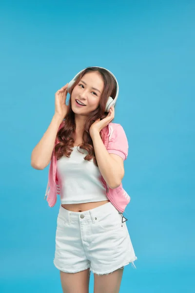 Portrét Usměvavé Spokojené Dívky Oblečené Poslouchat Hudbu Sluchátky Zatímco Stojí — Stock fotografie