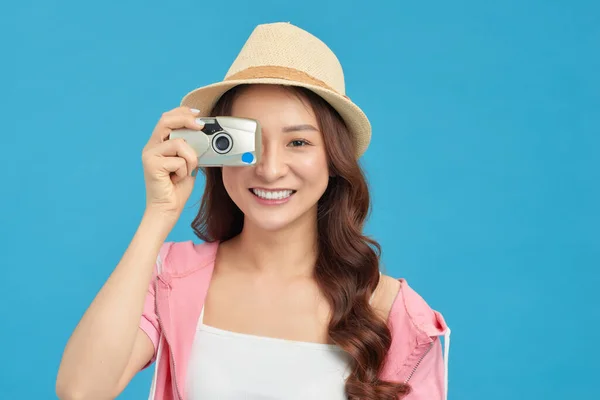 Atractiva Enérgica Mujer Asiática Felizmente Sosteniendo Cemara Aislado Fondo Azul —  Fotos de Stock