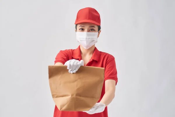 Entrega Segura Para Mujer Cuarentena Vestido Rojo Mascarilla Guantes Bolsa — Foto de Stock