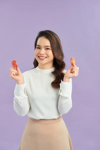 Mulher Asiática Jovem Saudável Segurando Fatia Tomate Fresco Sobre Fundo — Fotografia de Stock