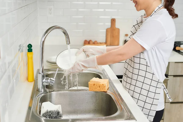 Bela Jovem Sorridente Lavando Pratos Cozinha Branca Moderna — Fotografia de Stock