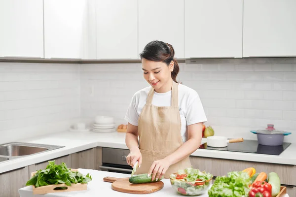 Cocinera Mujer Corta Verduras Cocina — Foto de Stock