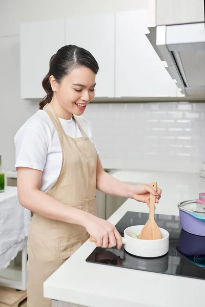 Koken Vrouw Keuken Met Houten Lepel — Stockfoto