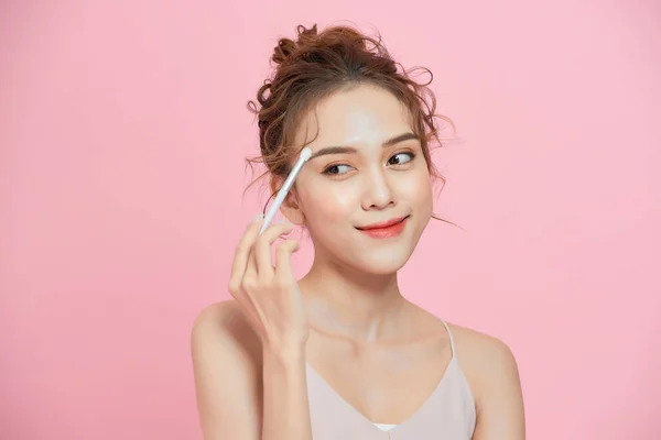 Retrato Mujer Asiática Joven Excitada Sosteniendo Cepillo Aplicando Maquillaje Sobre —  Fotos de Stock
