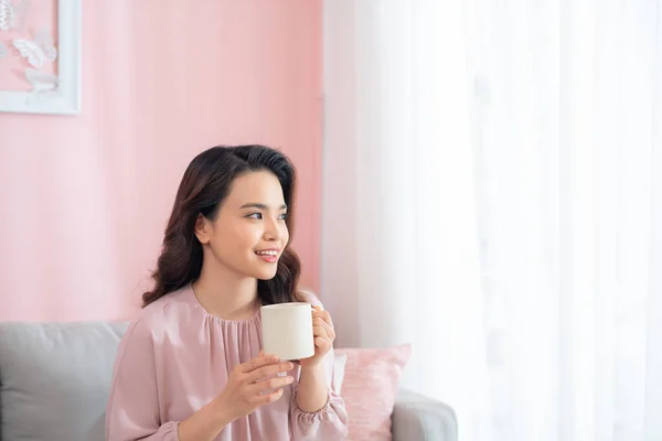 Atractiva Joven Asiática Bebiendo Café Cuando Sienta Sofá — Foto de Stock