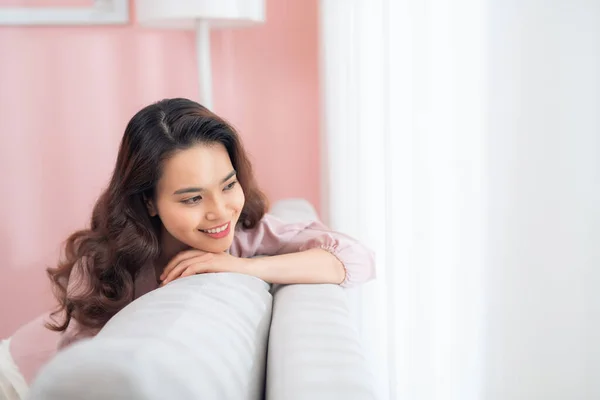 Hermosa Joven Asiática Mujer Relajante Sofá — Foto de Stock