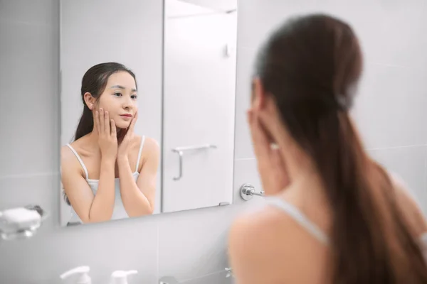 Mujer Joven Mirando Cara Espejo Por Mañana — Foto de Stock