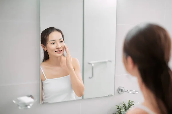 Gadis Muda Mencuci Wajahnya Dengan Sabun — Stok Foto