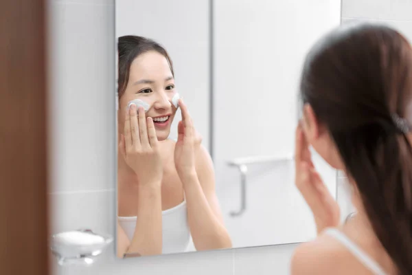 Mulher Feliz Limpa Pele Com Espuma Banheiro — Fotografia de Stock