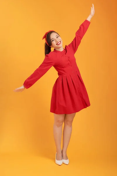 Όμορφη Όμορφη Κοπέλα Κόκκινο Φόρεμα Απομονώνονται Πορτοκαλί Φόντο Πλήρες Σώμα — Φωτογραφία Αρχείου