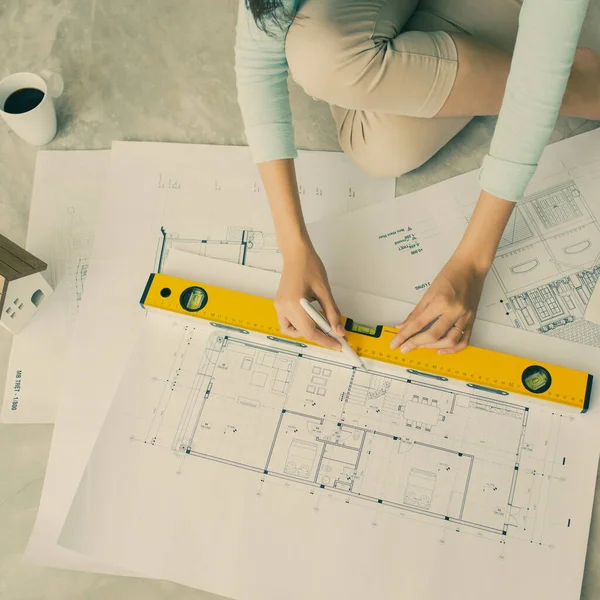 Sorrindo Jovem Asiática Autônoma Arquiteto Fazendo Desenho Sua Casa Plano — Fotografia de Stock