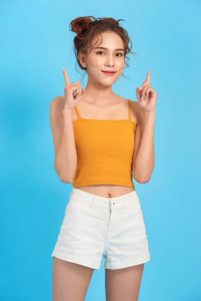 Retrato Jovem Mulher Elegante Topo Colheita Apontando Dedos Para Cima — Fotografia de Stock