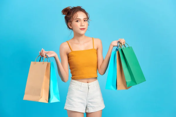 Elinde Birkaç Alışveriş Çantası Tutan Güzel Genç Bir Kadın Çok — Stok fotoğraf