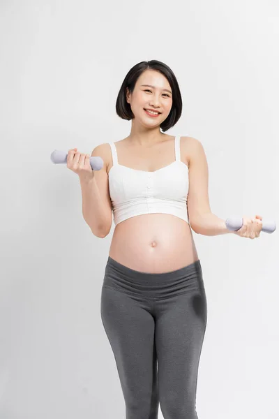 Güzel Sağlıklı Bir Vücudu Olan Dambıl Tutan Hamile Bir Kadın — Stok fotoğraf