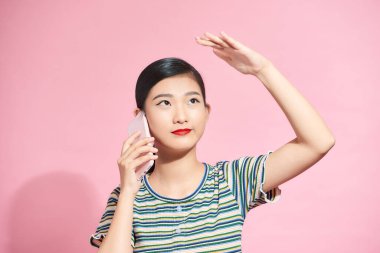 Cep telefonuyla konuşan mutlu genç bir kadın. 