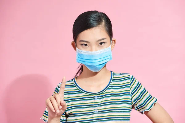 Молода Жінка Носить Медичну Маску Показує Зупиняє Жест Жестів Триматися — стокове фото