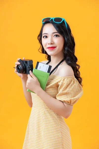 Photo Young Tourist Lady Camera Isolated Yellow Background Wall Holding — Stock Photo, Image